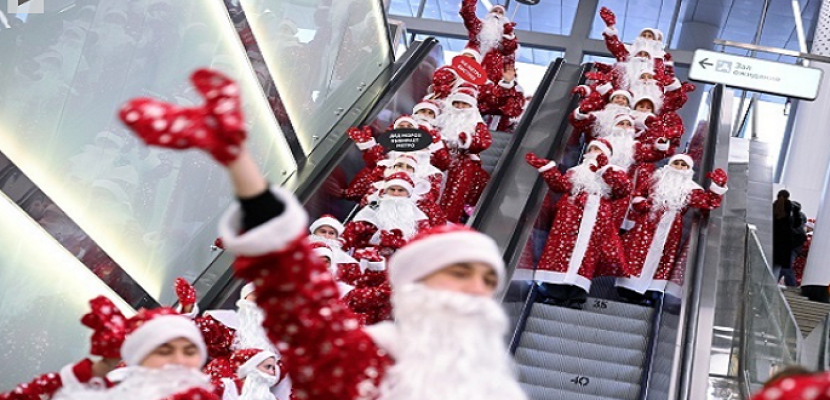 100 بابا نويل ينشرون الفرح في مترو موسكو احتفالاً بالعام الجديد