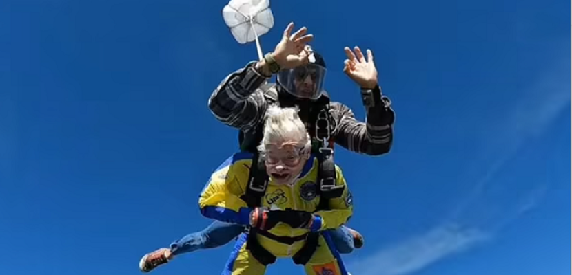 مسنة تحتفل بعيد ميلادها الـ 100 بقفز المظلات فى فلوريدا