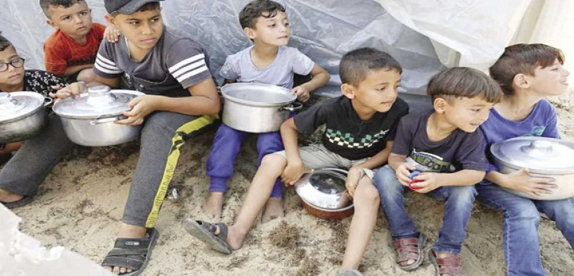 الجارديان : مناطق عديدة فى غزة أصبحت تعاني من مجاعة حقيقية