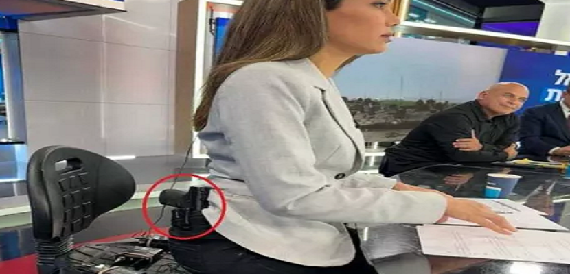 على الهواء مباشرة.. مذيعة إسرائيلية تظهر وهي تضع مسدساً على خصرها داخل الأستوديو