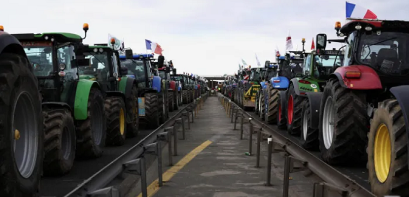لوفيجارو: هل يتوجه المزارعون الفرنسيون الغاضبون إلى العاصمة باريس؟