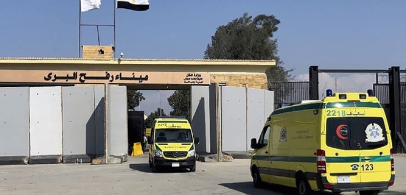 دخول 22 مصابا فلسطينيا عبر معبر رفح ووصول طائرة مساعدات إلى مطار العريش
