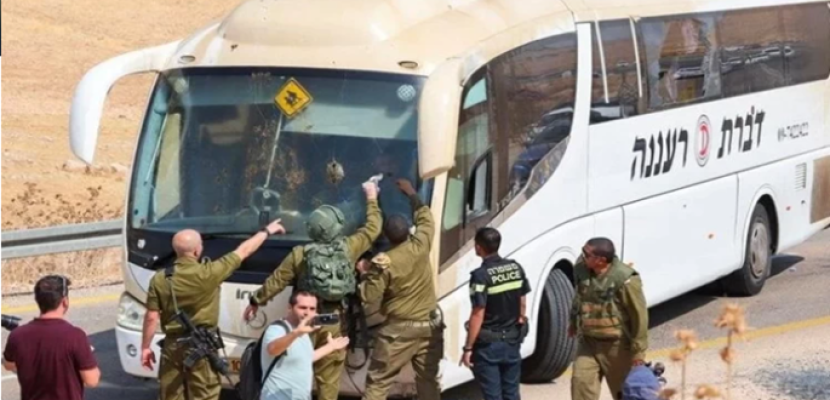 إصابة 3 مستوطنين بإطلاق نار على حافلة شمال أريحا
