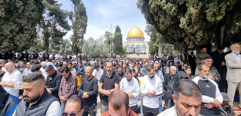 50 ألف مواطن يؤدون صلاة الجمعة في المسجد الأقصى