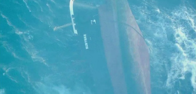 السفينة روبيمار.. “قنبلة موقوتة” تحت سطح مياه خليج عدن تهدد البيئة والملاحة