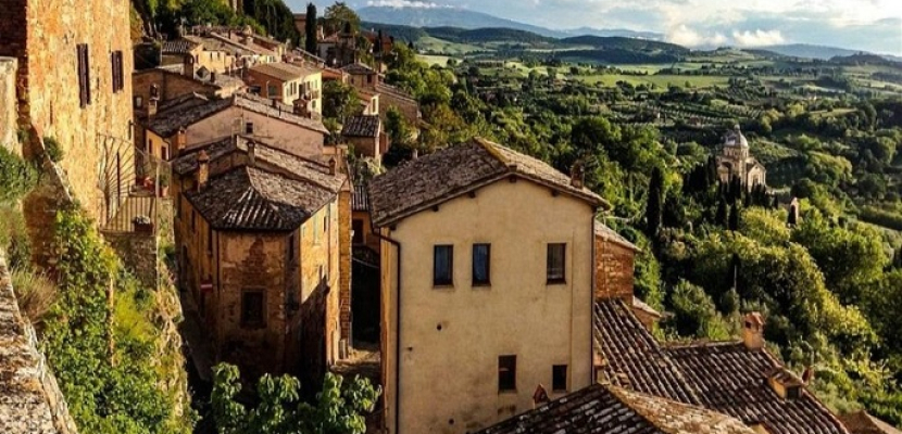قرية إيطالية تعرض المنزل بيورو واحد