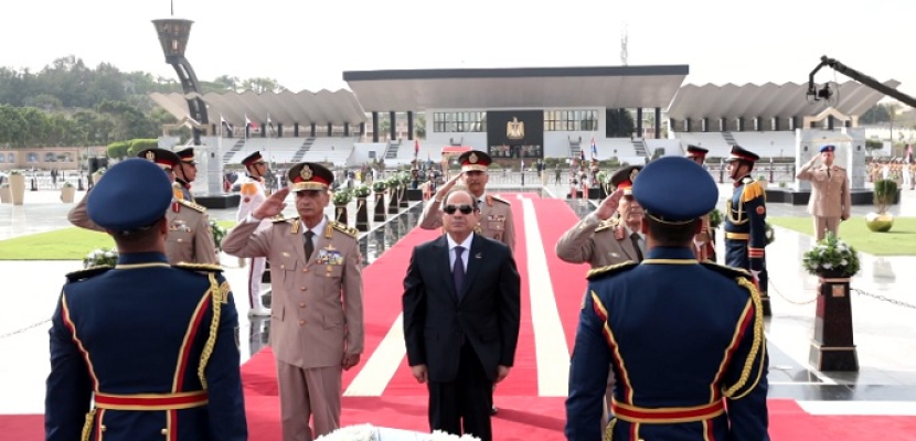 الرئيس السيسي يضع إكليلا من الزهور علي النصب التذكاري للجندي المجهول بمناسبة ذكري تحرير سيناء