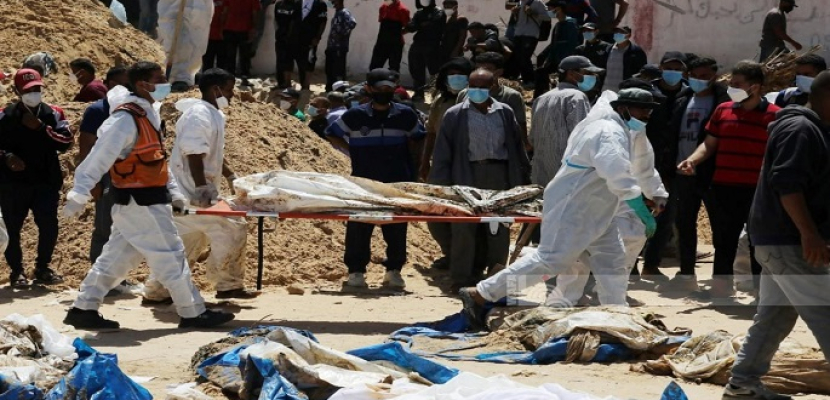 طواقم الإنقاذ والمسعفون ينتشلون جثامين 318 شهيدا من 3 مقابر جماعية بخان يونس خلال 3 أيام