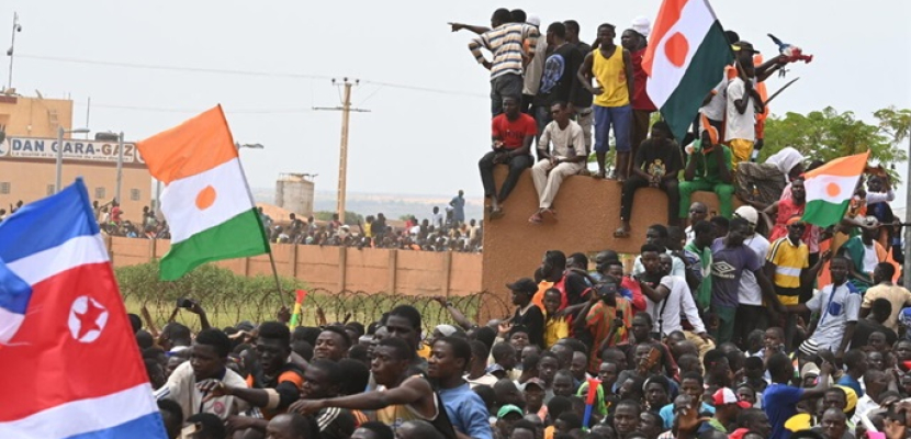 آلاف المتظاهرين بالنيجر يخرجون إلى شوارع العاصمة نيامي للمطالبة برحيل القوات الأمريكية