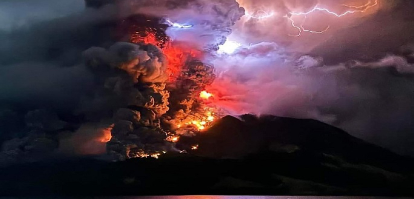 ثوران بركان “روانج” يؤدي إلى إغلاق مطار ماندو الدولي وعمليات إجلاء في شمال إندونيسيا
