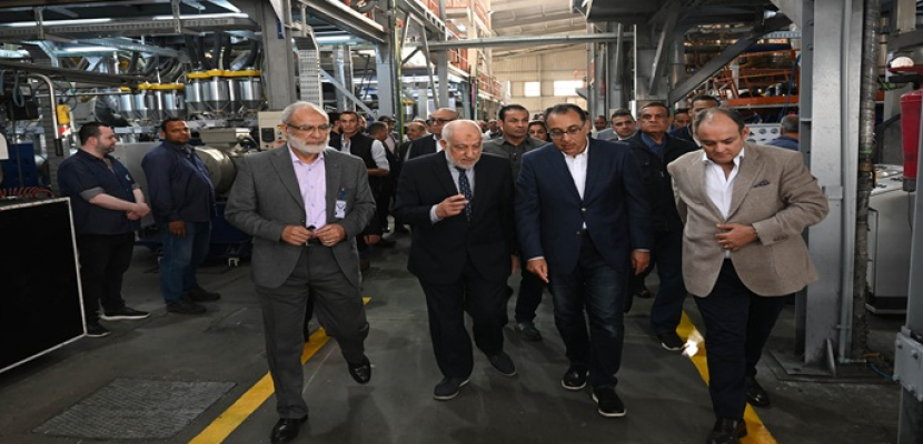 بالصور.. رئيس الوزراء يتفقد مصنع شركة “شومان” لإنتاج ماكينات البلاستيك بالمنطقة الصناعية بدمياط