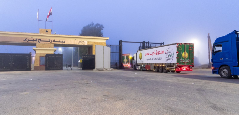 دخول 328 شاحنة مساعدات غذائية إلى قطاع غزة عبر منفذي رفح وكرم أبو سالم