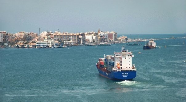 طائرات مروحية تحلق في سماء السويس لتأمين المجرى الملاحي للقناة
