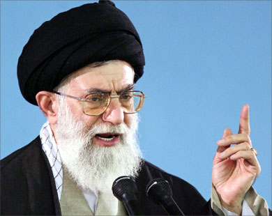 خامنئي: ايران لن تتراجع “قيد أنملة” عن حقوقها النووية