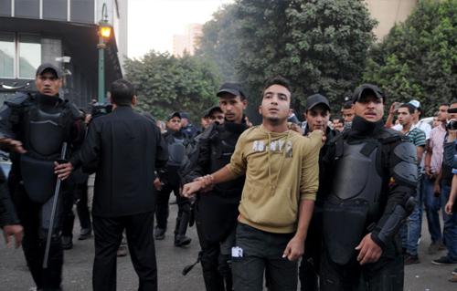 قوى سياسية تطالب بالإفراج عن معتقلي أمس وإسقاط قانون التظاهر