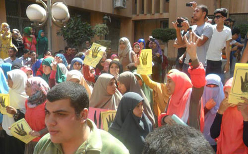 تعزيزات أمنية وسيارات إسعاف بمحيط جامعة القاهرة