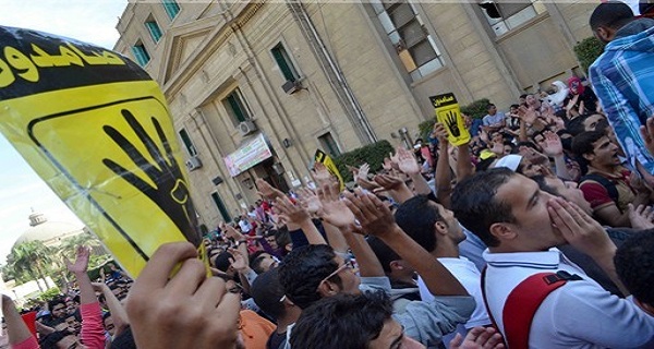 طلاب الاخوان بجامعة القاهرة يتظاهرون وباكينام الشرقاوي تشاركهم