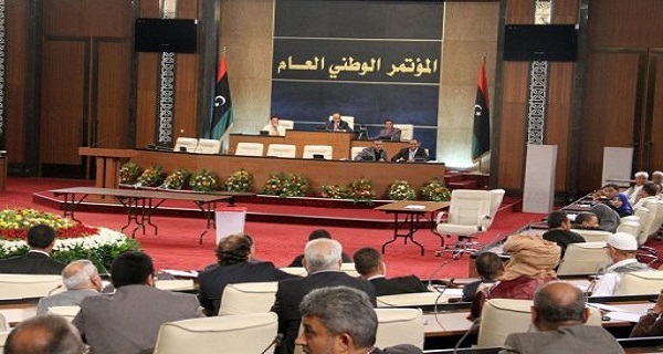 متظاهرون يقتحمون قاعة المؤتمر الوطني العام في طرابلس