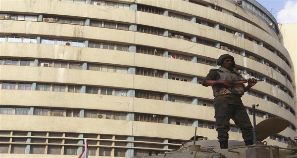 عاملو كريستال عصفور ينظمون وقفة أمام ماسبيرو للمطالبة بالتثبيت