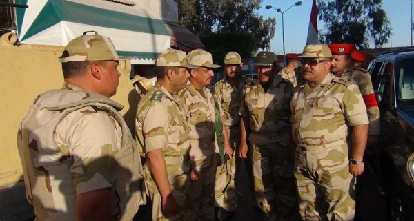 قائد الجيش الثانى يتفقد عناصر وقوات التأمين فى شمال سيناء