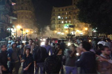 كر وفر بين المتظاهرين والأمن بشارع طلعت حرب لرفض قانون التظاهر