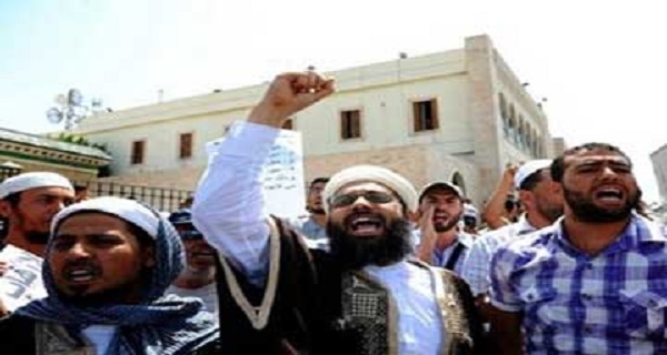 سلفيون متشددون يمنعون إقامة صلاة الجمعة في جامع شمال تونس