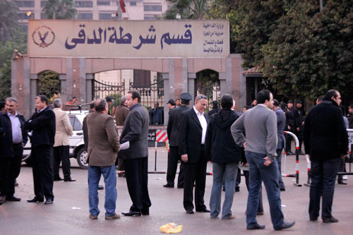 التقدم بأول إخطار للتظاهر إلى قسم الدقى بعد إقرار القانون الجديد