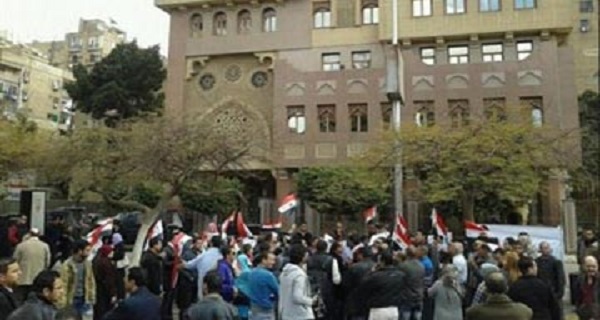 وقفة احتجاجية أمام سفارة قطر للمطالبة بطرد سفيرها