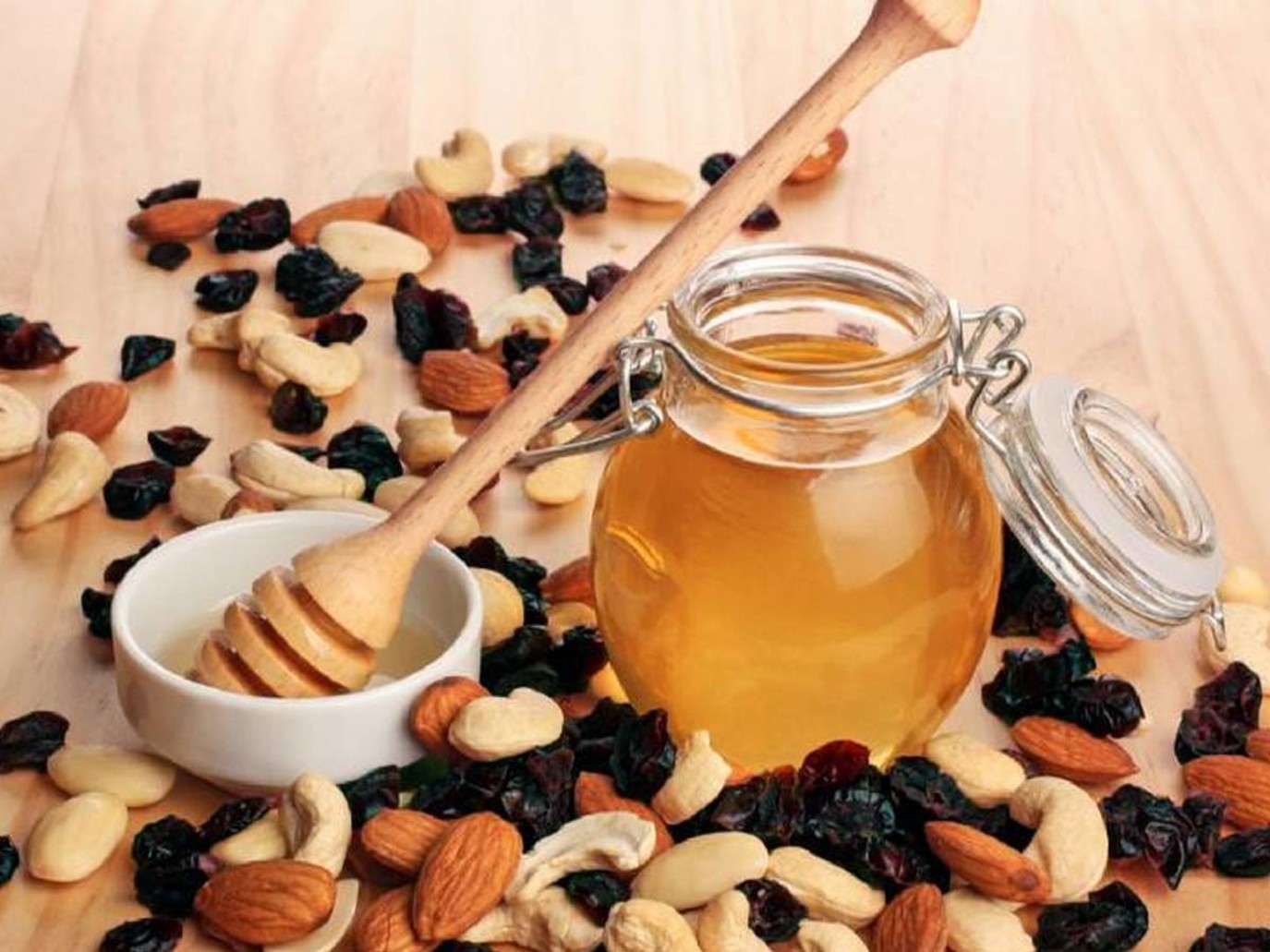 خلطة اللوز والعسل لتقشير البشرة الداكنة
