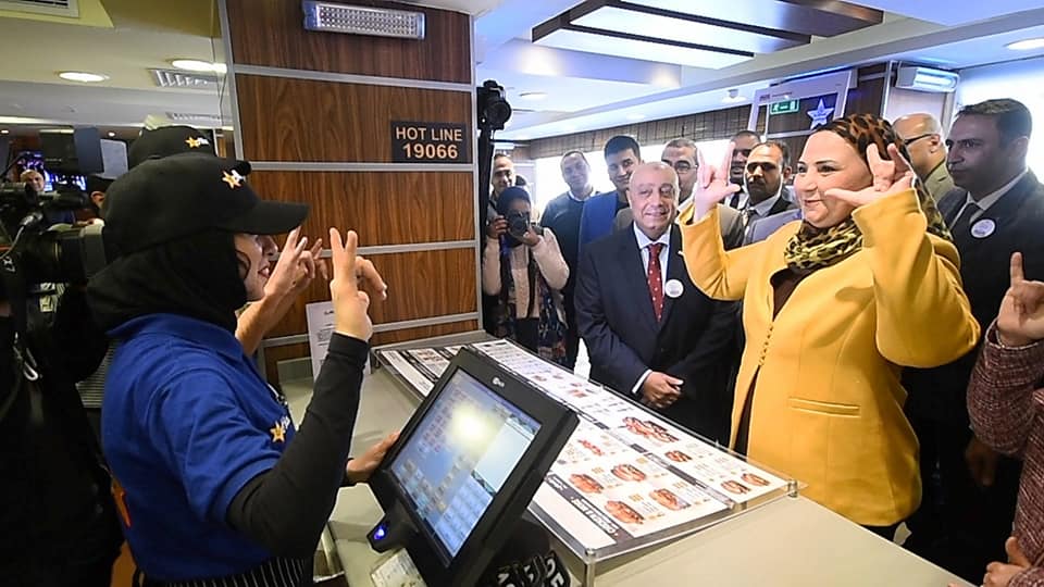 القباج تفتتح فرعا جديدا لمطعم شهير يديره طاقم من شباب ذوي القدرات الخاصة