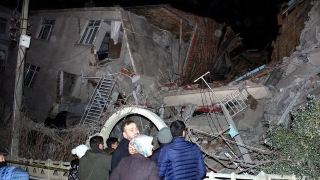 ارتفاع حصيلة ضحايا زلزال شرق تركيا إلى 21 قتيلا و1030 جريح
