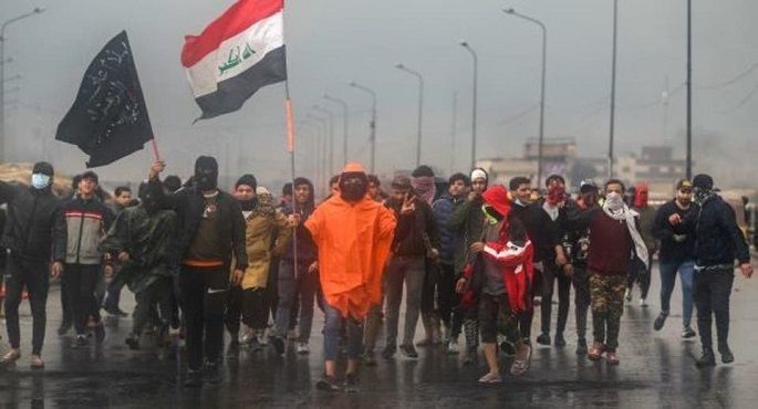الشرق الأوسط : معتصمون عراقيون يرفعون علم الأمم المتحدة طلباً للحماية