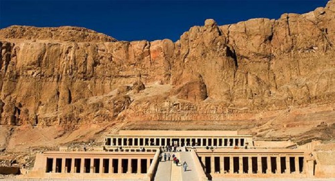 أفواج من السائحين يشهدون تعامد الشمس على معبد الملكة حتشبسوت بالبر الغربي