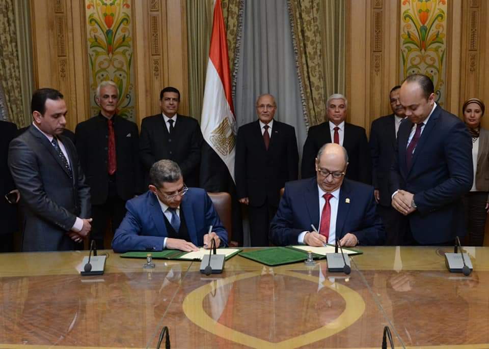 بالصور.. العصار يشهد توقيع بروتوكول بين الأكاديمية المصرية للهندسة والتكنولوجيا المتقدمة ومدينة زويل فى مجالات البحث العلمى والتدريب
