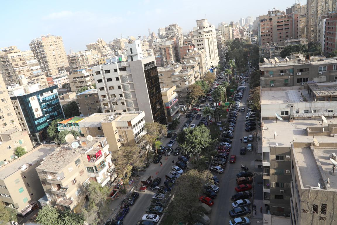 بالصور.. بدء أعمال تطوير شارع سليمان أباظة بعد تحوله لساحة انتظار للسيارات