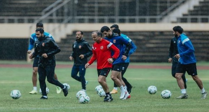 الأهلي يخوض مرانه الأول تحت الأمطار في زيمبابوي