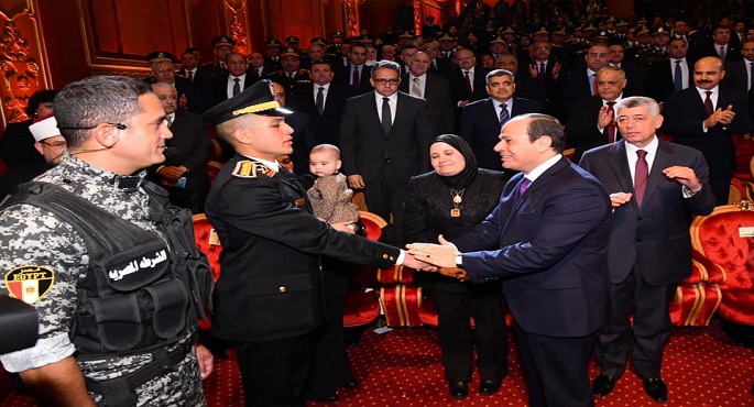 بالفيديو والصور.. الرئيس السيسي يُكَرِّم عددا من ضباط الشرطة وأسر شهداء الشرطة