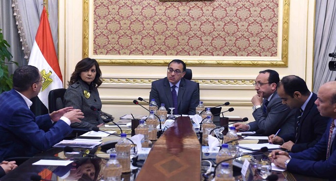 بالصور.. رئيس الوزراء يبحث مع وزيرة الهجرة وأعضاء مبادرة “تواصل” إقامة مدينة طبية عالمية