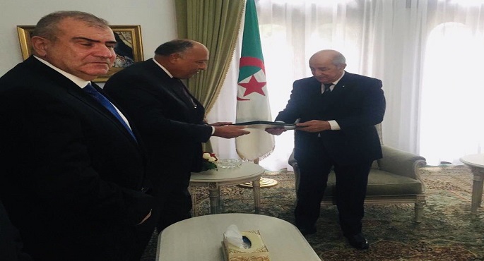 بالصور.. شكري يسلم الرئيس الجزائري رسالة من الرئيس السيسي تتناول التأكيد على وقف الصراع ونزيف الدم الليبي