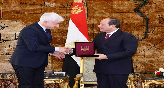 بالصور.. الرئيس السيسي يتسلم وسام “سان جورج” الألماني تقديرا لجهوده في تحقيق الأمن والاستقرار والتنمية
