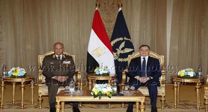 بالصور.. وزير الدفاع خلال زيارته لوزير الداخلية بمناسبة عيد الشرطة: شعب وجيش وشرطة مصر في رباط إلى يوم الدين