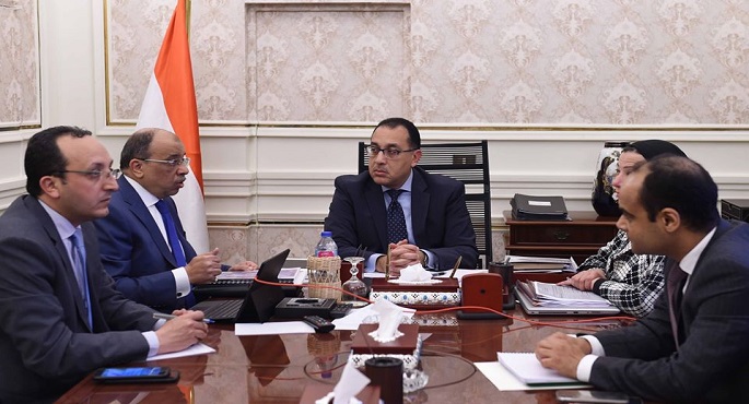 بالفيديو والصور.. مدبولي يتابع الموقف التنفيذي لمنظومة المخلفات الصلبة ومشروعات رصف الطرق المحلية بالمحافظات