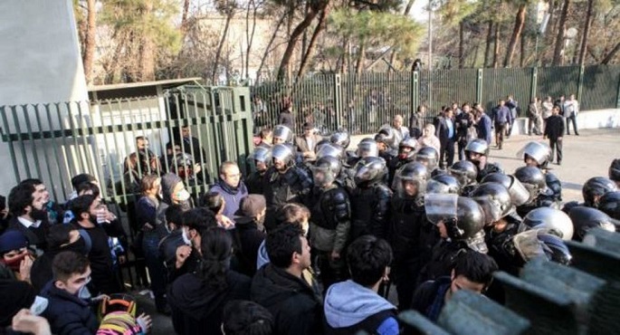 احتجاجات مناهضة  للسلطة في جامعات إيران والحرس الثوري يهدد  باستخدام القوة