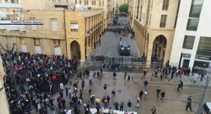 اشتباكات بين المحتجين والشرطة اللبنانية أمام مجلس النواب فى بيروت