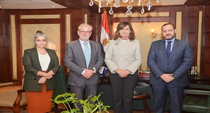 في ضوء تنفيذ مبادرة “مراكب النجاة”.. السفيرة نبيلة مكرم تلتقي مدير “الهجرة الدولية” بالقاهرة لبحث سبل التعاون في مكافحة الهجرة غير الشرعية