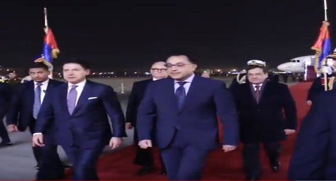 بالفيديو..رئيس الوزراء يستقبل نظيره الإيطالي في مطار القاهرة