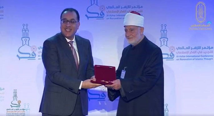 رئيس الوزراء يكرم عددا من علماء الأمَّة الإسلاميَّة البارزين في مؤتمر الأزهر