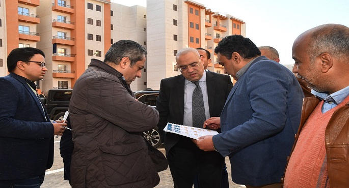 بالصور.. وزير الإسكان يقوم بجولة موسعة  لتفقد مشروعات الطرق والإسكان الاجتماعي و”سكن مصر”