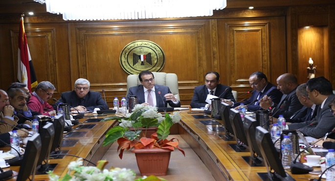 بالصور..  وزير التعليم العالي والبحث العلمي يستعرض الالتزام بالبرنامج الزمنى لتنفيذ خطة الوزارة