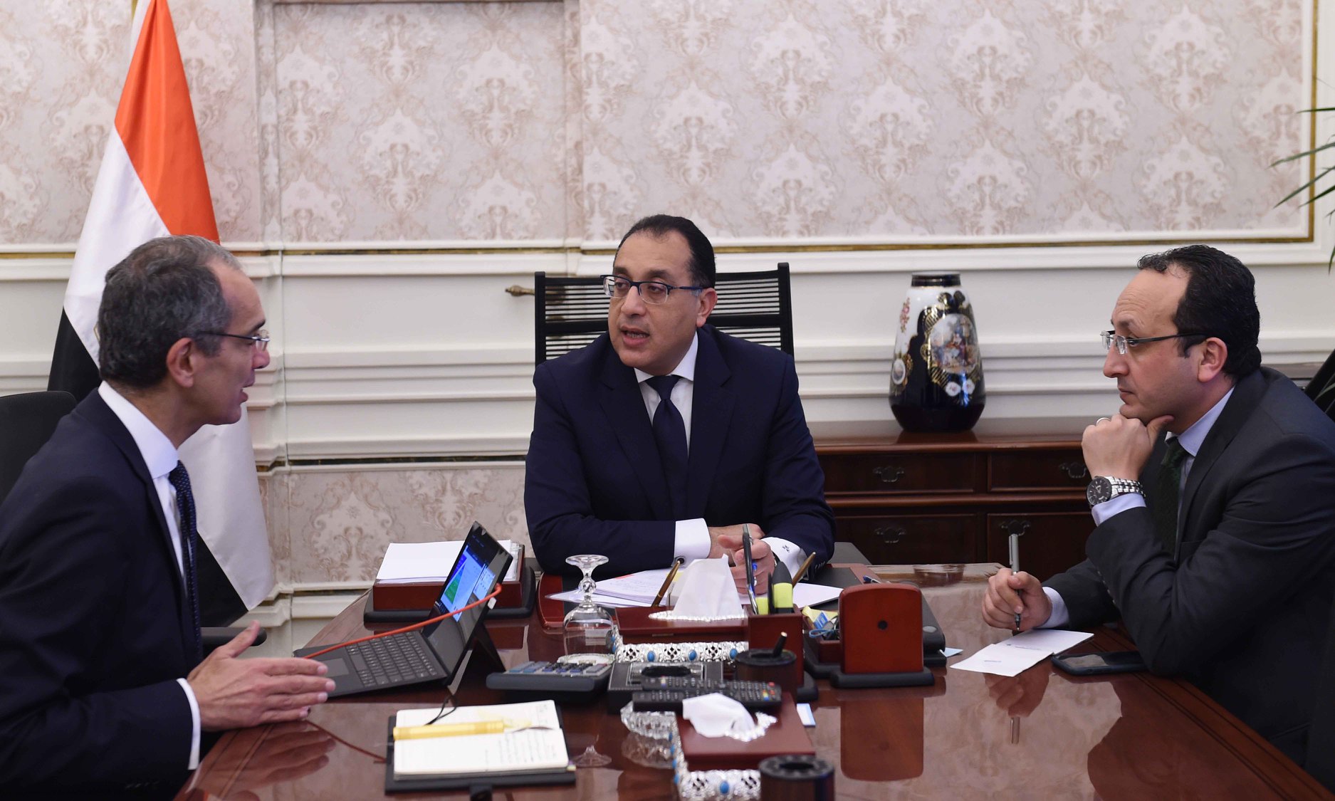 بالصور.. رئيس الوزراء يؤكد أهمية دور وزارة الاتصالات فى ملف التحول الرقمى